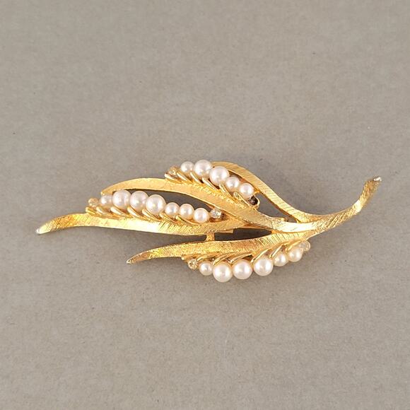 Vintage Gold-Tone Leaf Brooch Faux Pearl Rhinestone 2.6” Elegant Pin Retro Glam - Picture 2 of 7